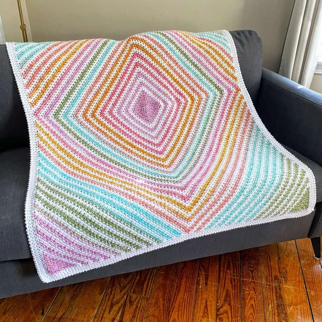 How to Crochet a Moss Stitch Diamond Striped Baby Blanket
