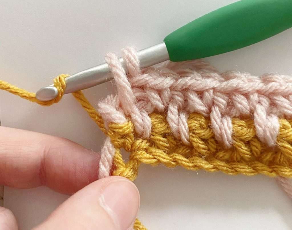 How to change colour with the moss stitch